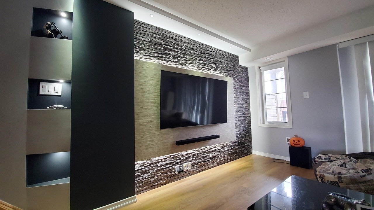 Sala remodelada con pared de acento